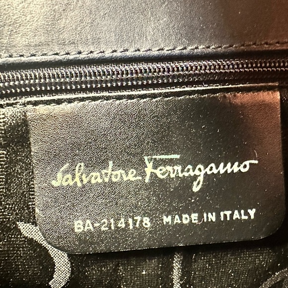 Salvatore Ferragamo Vara Ribbon Leather Tote
Pre loved - Picture 14 of 14